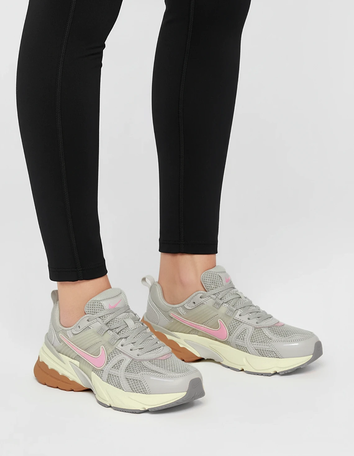 کفش دویدن زنانه نایکی V2K Run W